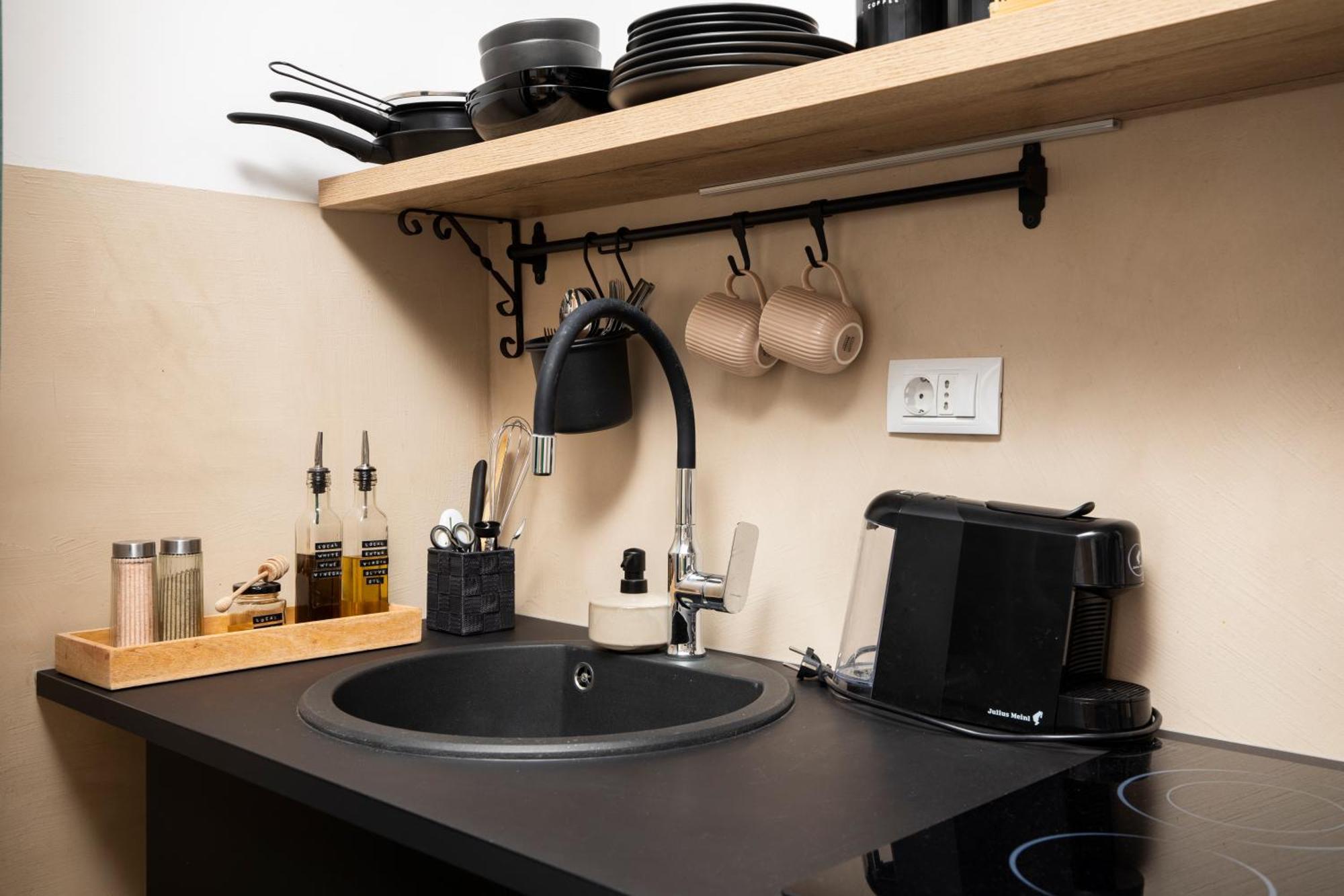 Deluxe Studio In City Center With Free Private Parking روفينج المظهر الخارجي الصورة